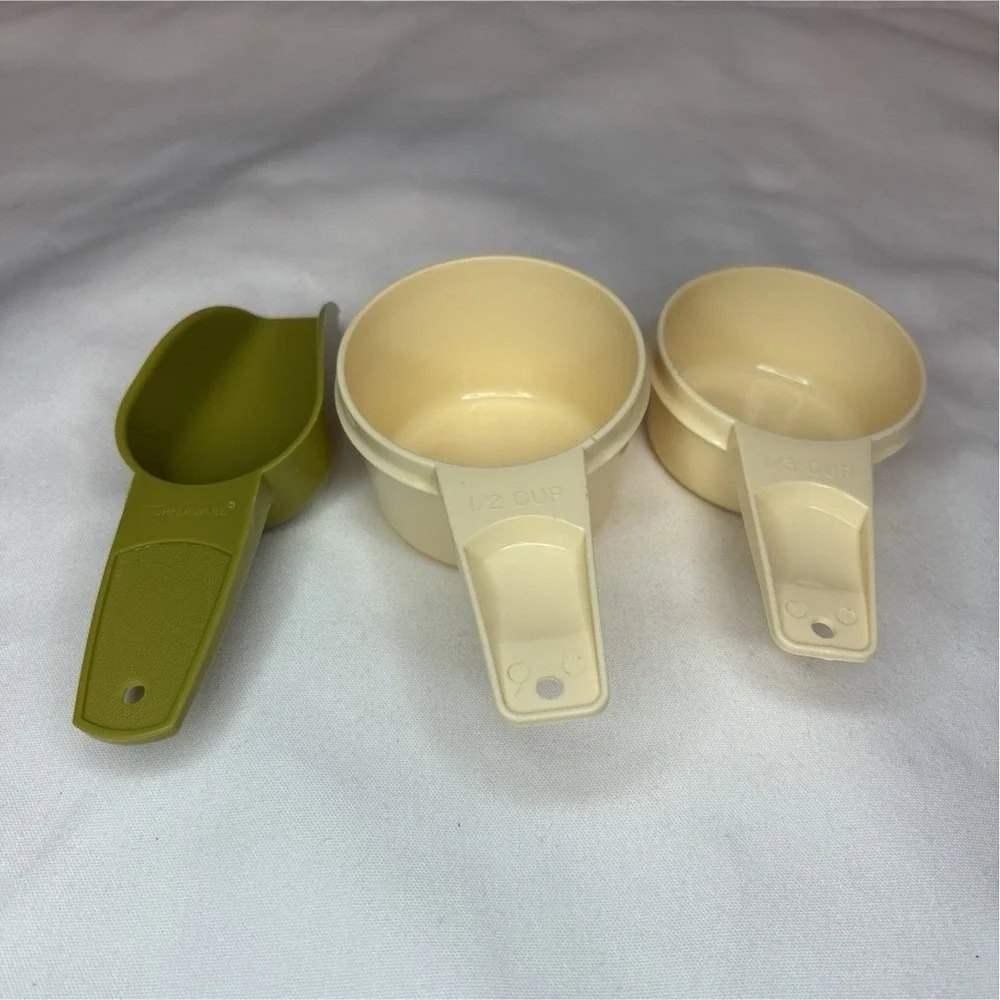 VTG‎ Tupperware Measuring Cup Set 3pc Beige Green Plastic 1/2 & 1/3 Cup w/ Scoop